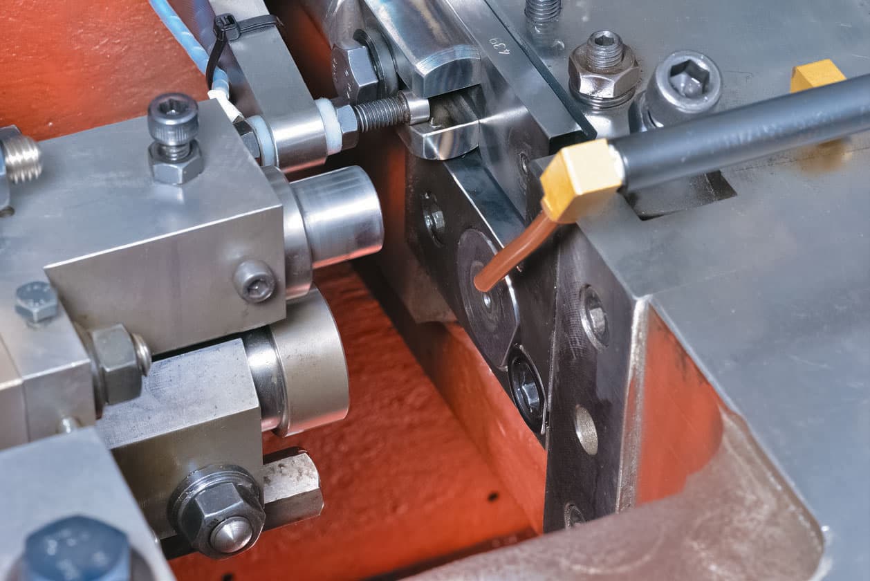 design features of the 1-die 2-blow cold heading machine