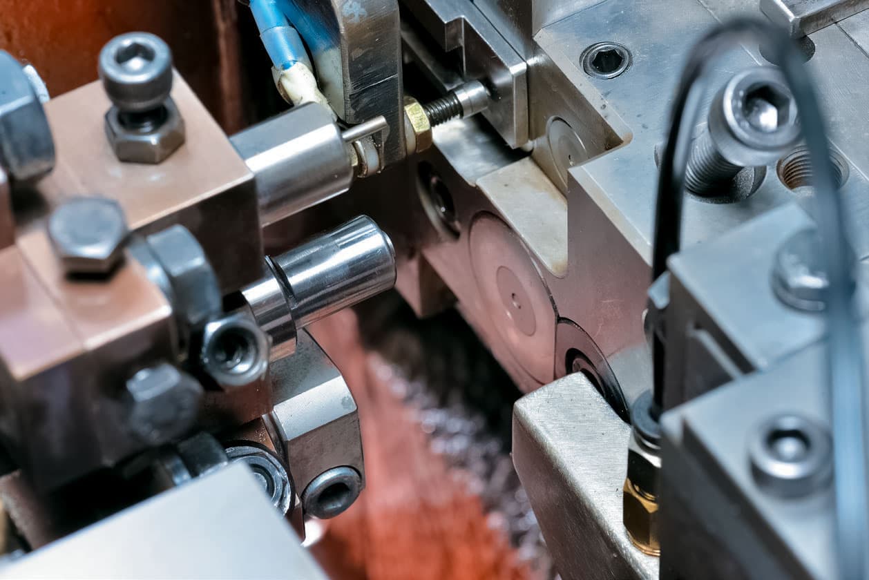 design features of the 2-die 3-blow cold heading machine