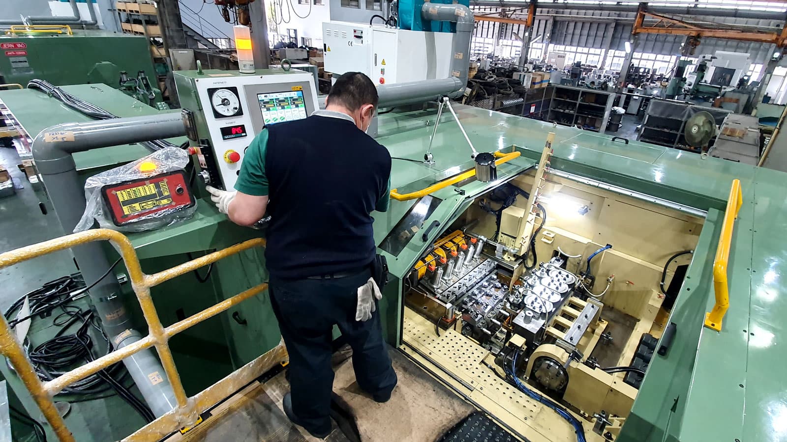 Operator for setting up a cold heading machine RNFR-32B5S