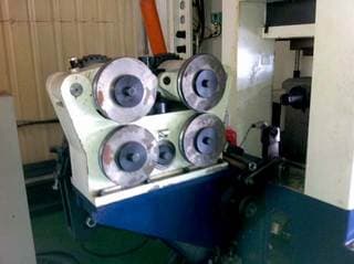 The feed mechanism guides the end of the wire into the cutting machine to cut and flatten the workpiece