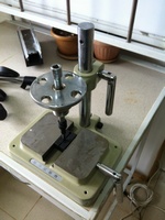 Device for determining the degree of fasteners strength by head twisting method