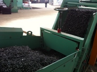 Vibrating hopper and magnetic conveyor to fasteners feeding into the washing device