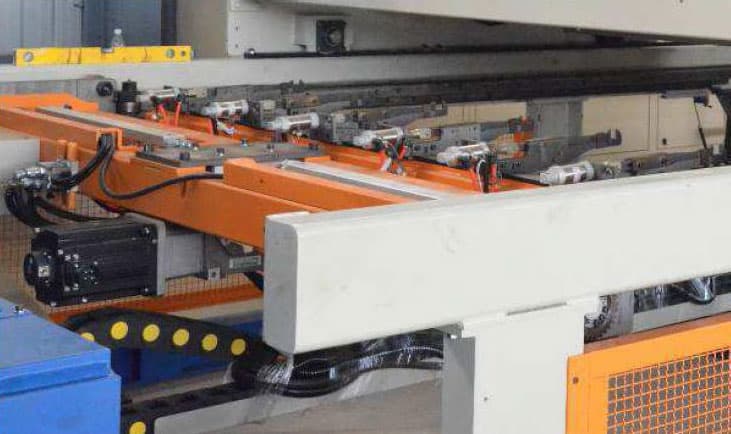 GRIPPING DEVICE FOR WELDED MESH